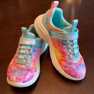 Skechers girls size 13 like new shoes.